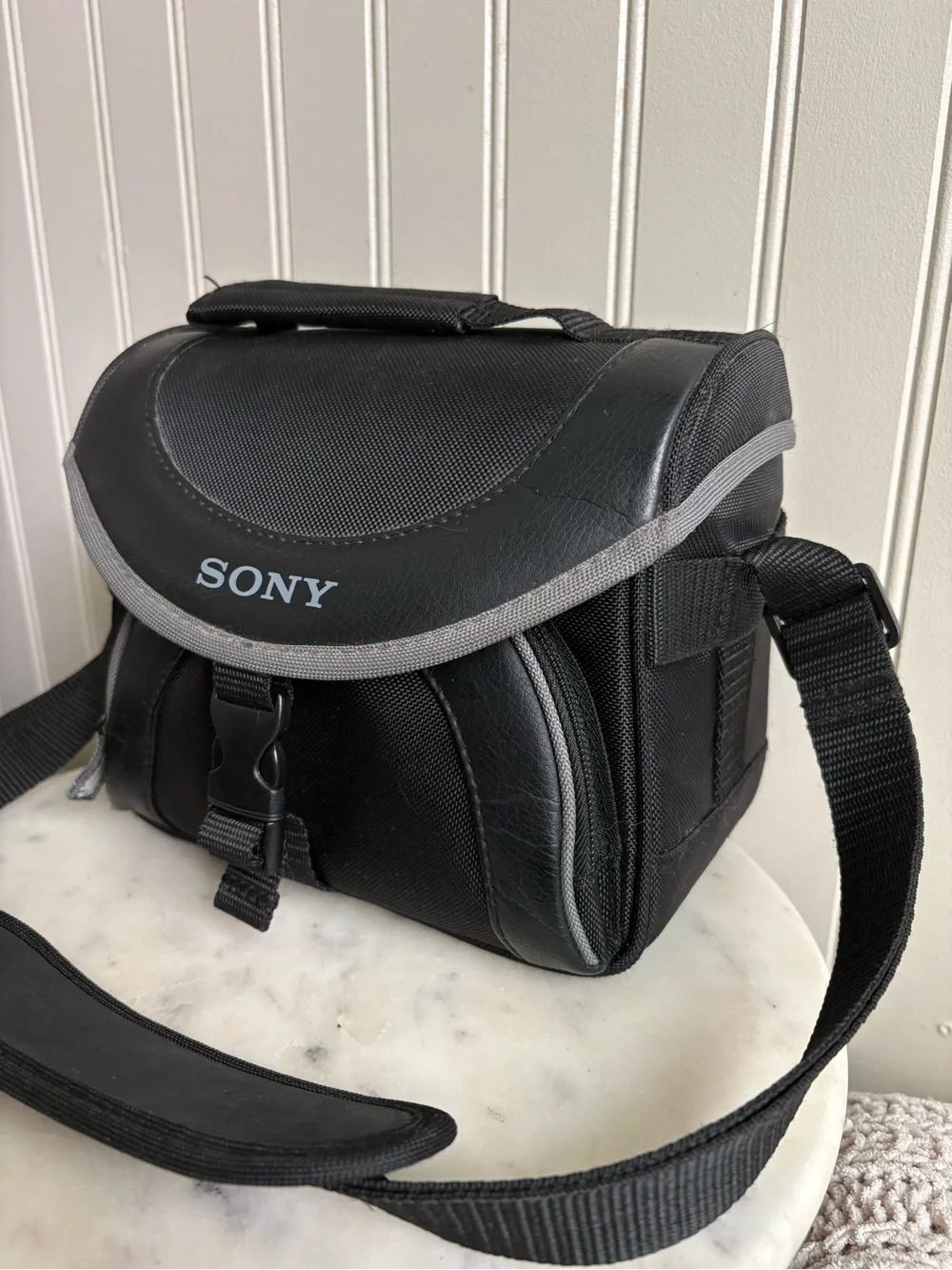 Sony Cushioned Camera Bag LCS-X20 Black Faux Leather Adjustable Strap w/Pockets